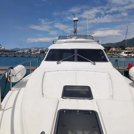 Botel Luxury Yacht - Lex Of The Seas
