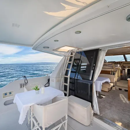 Botel Luxury Yacht - Lex Of The Seas